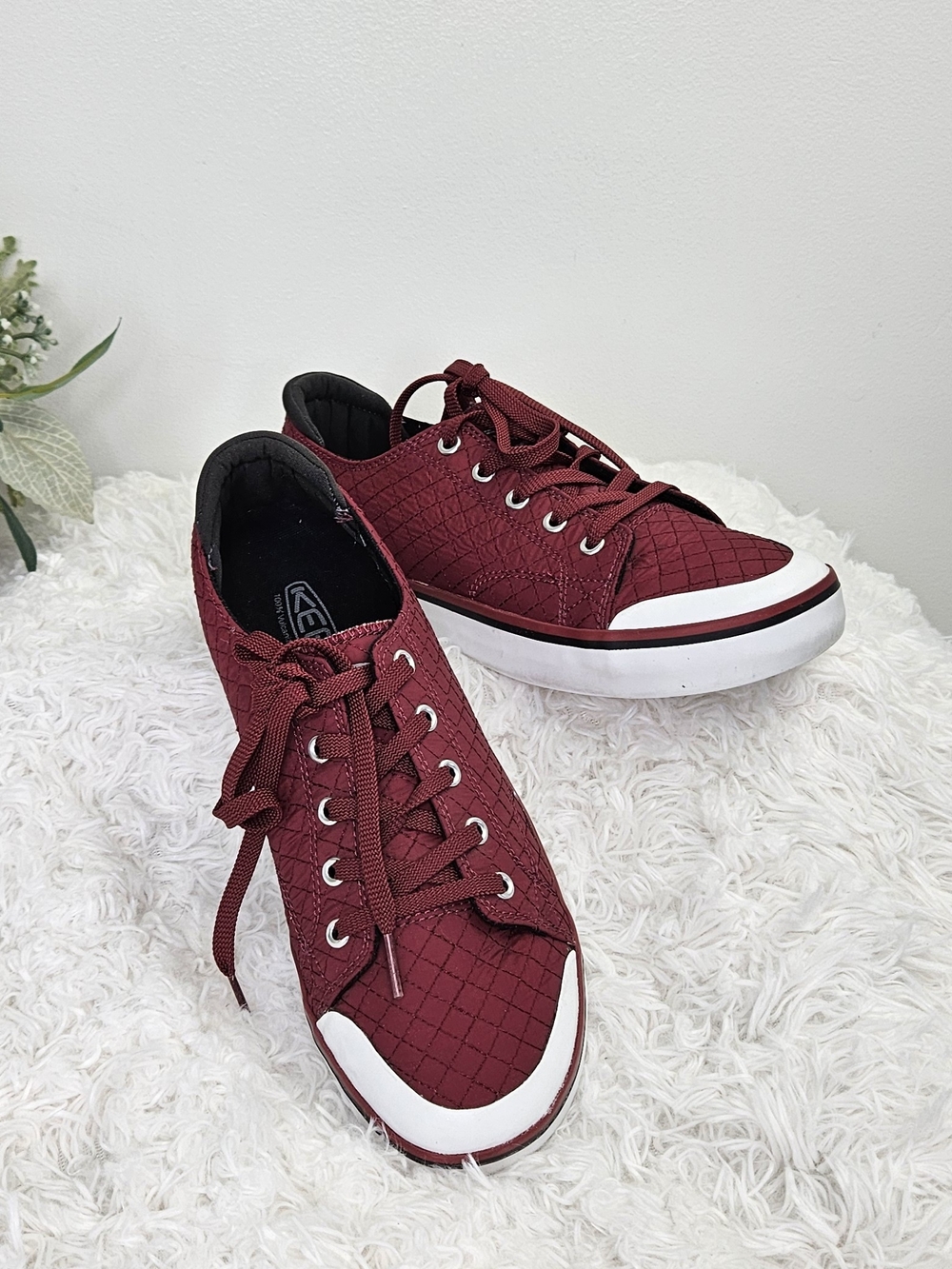 Keen Shoes Womens Size 9 Elsa Low Top Maroon  & White Quilted Sneaker